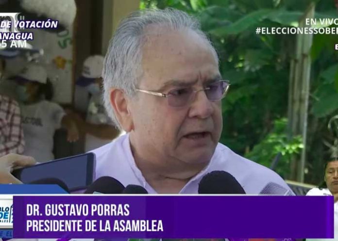 Presidente de la Asamblea Nacional, Gustavo Porras, ejerciendo su voto en Nicaragua