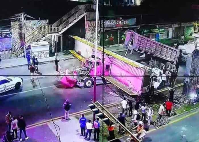 Video: Tráiler derriba puente peatonal en la México-Texcoco