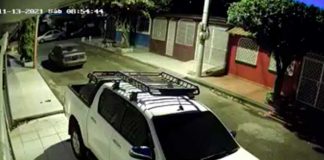 Momentos de robo de una canastera a un vehículo en Managua