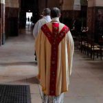 Obispos venderán "bienes" para indemnizar a víctimas de abusos, Francia