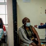 OMS: Ómicron puede "tener un impacto importante en el curso de la pandemia"