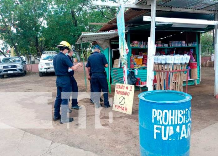 Bomberos inspeccionan tramos de pólvora en el sector del Mercado Mayoreo, Managua