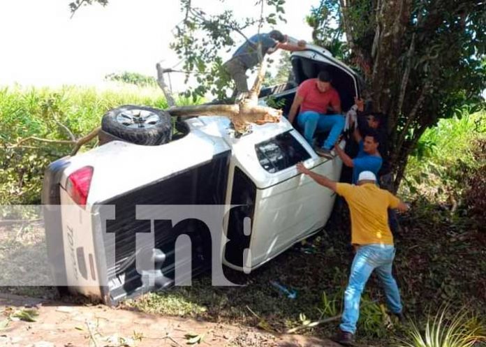 Conductor sobrevive al volcarse camioneta en Chontales