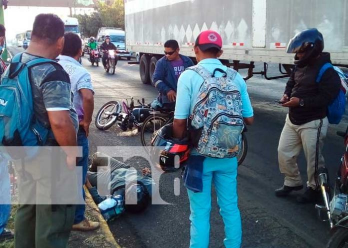 Motociclista se estrella contra un taxi en el sector de la Rolter, Carretera Norte
