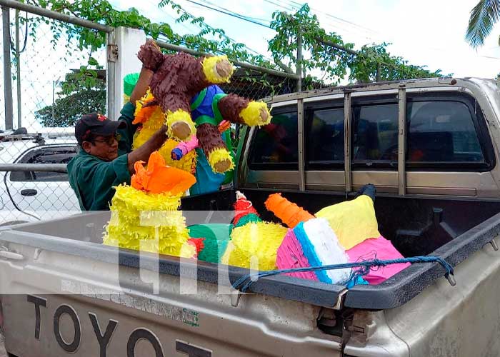Distribuyen piñatas navideñas en Río San Juan