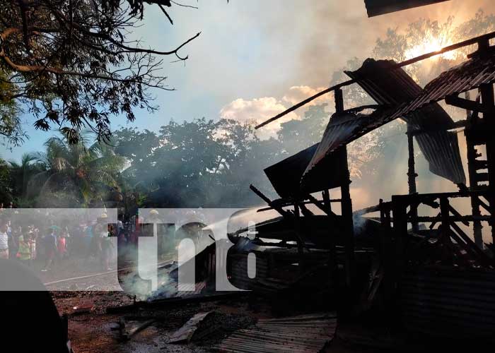Familia queda sin hogar tras incendio en Bilwi