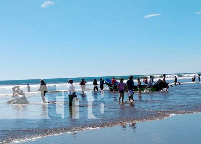 Familias disfrutan de sus vacaciones en las playas de Pochomil y Masachapa