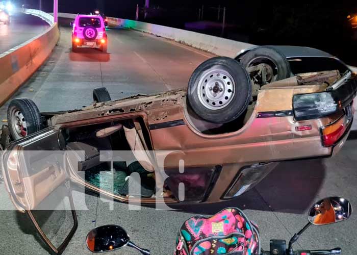 Managua: Carro acaba volcado en el paso a desnivel Rubenia