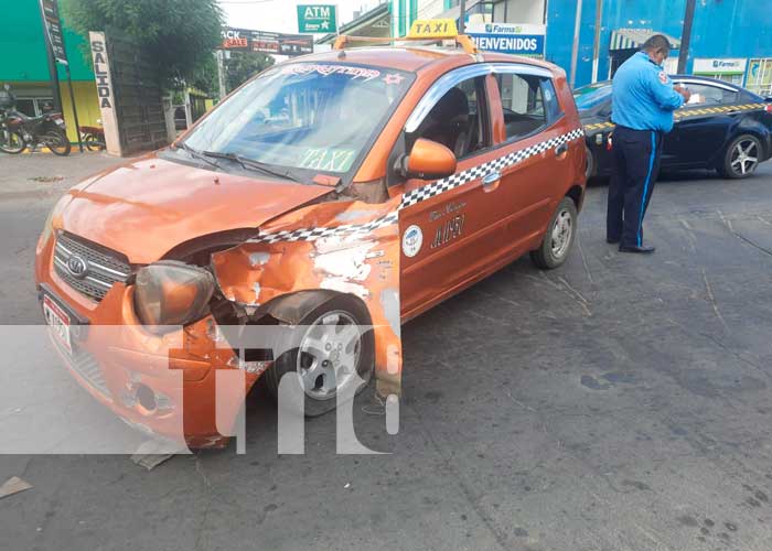 Managua: motociclista lesionado al impactar con un taxi en carretera norte