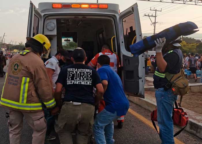 Migrantes con final trágico al volcarse tráiler en carretera Chiapas
