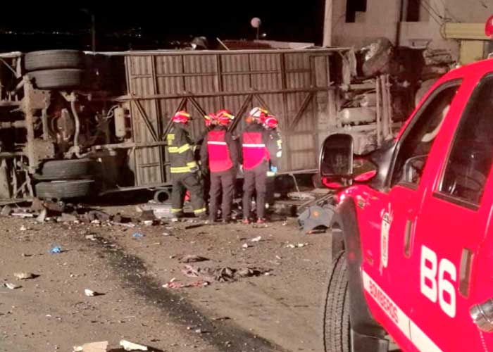 18 personas muertas deja un accidente vial en el sur de Ecuador