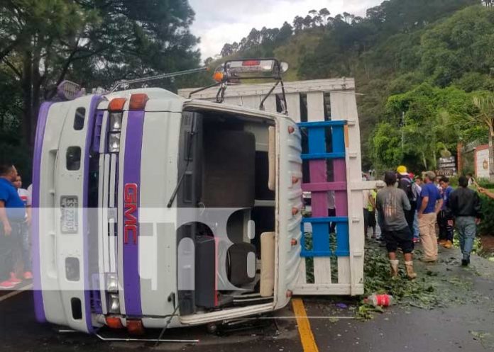 Camión cargado de repollos termina volcado en Matagalpa