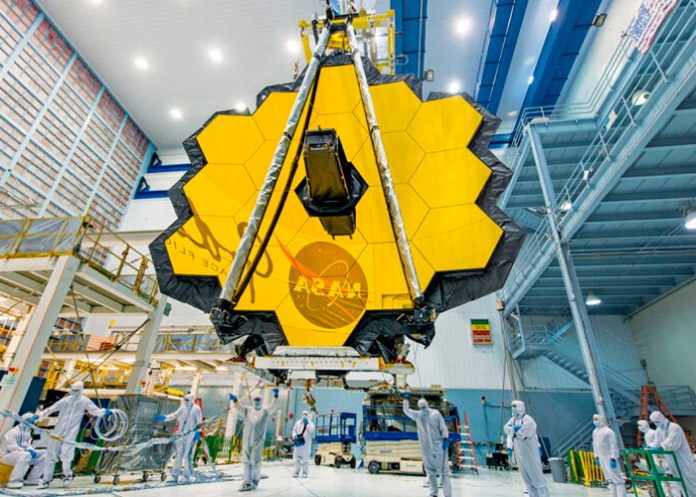Lanzamiento del telescopio James Webb se retrasa por problema comunicación