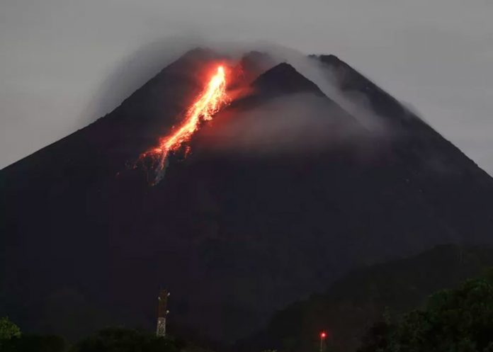 Nueva erupción del volcán Semeru en Indonesia interrumpe labores de rescate