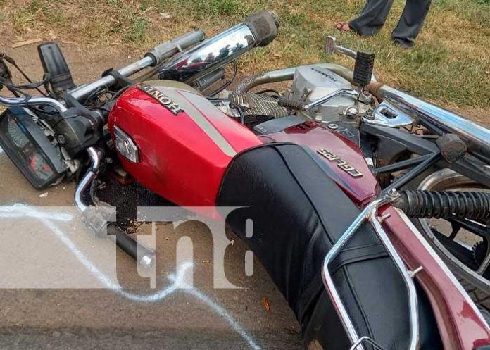 Motociclista vivo de milagro tras impactar contra una rastra en Masaya