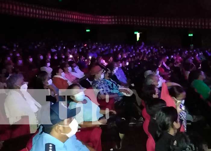 Adultos mayores disfrutan de concierto navideño en el Teatro Rubén Darío