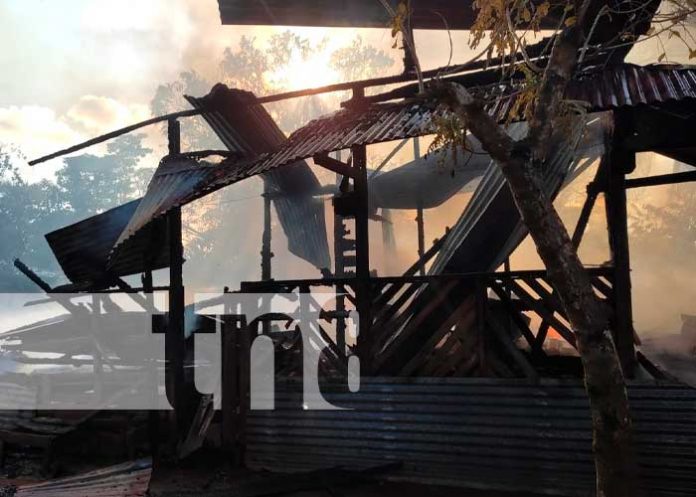 Familia queda sin hogar tras incendio en Bilwi
