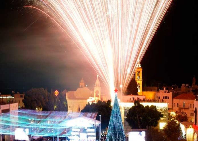 Realizan ceremonia de iluminación de árbol navideño, en Palestina