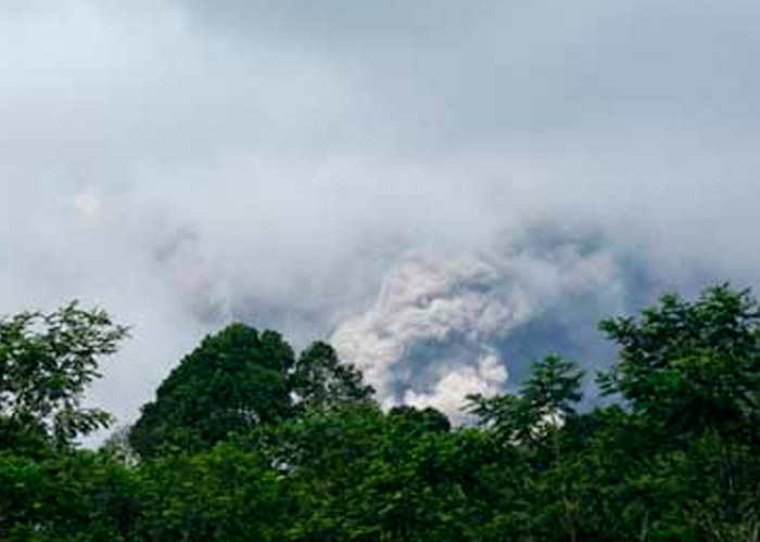 Nueva erupción del volcán Semeru en Indonesia interrumpe labores de rescate