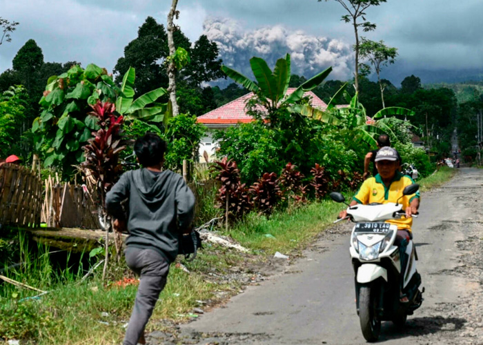 Nueva erupción del volcán Semeru en Indonesia interrumpe labores de rescate 