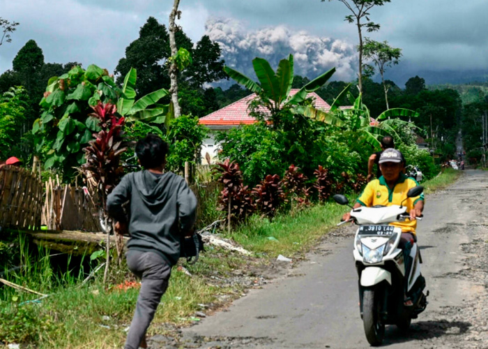 Nueva erupción del volcán Semeru en Indonesia interrumpe labores de rescate