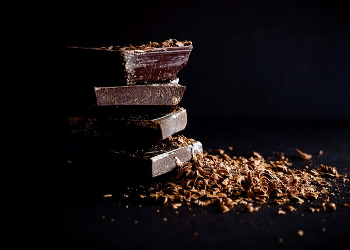 ¿Sabías qué comer chocolate amargo tres veces al día ayuda a ser más feliz?