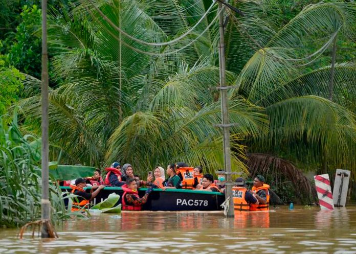 Al menos 7 muertos y 34.000 desplazados debido a las inundaciones en Malasia