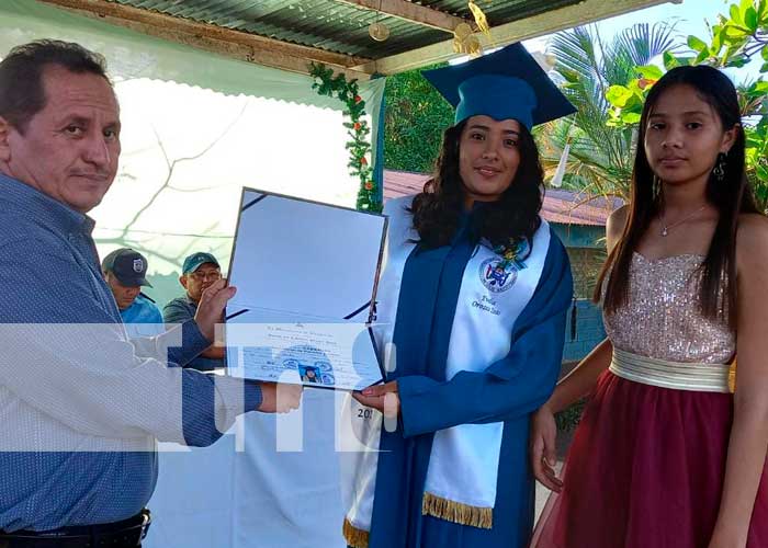 Jóvenes se gradúan de secundaria a distancia en la comunidad Los Chiles 