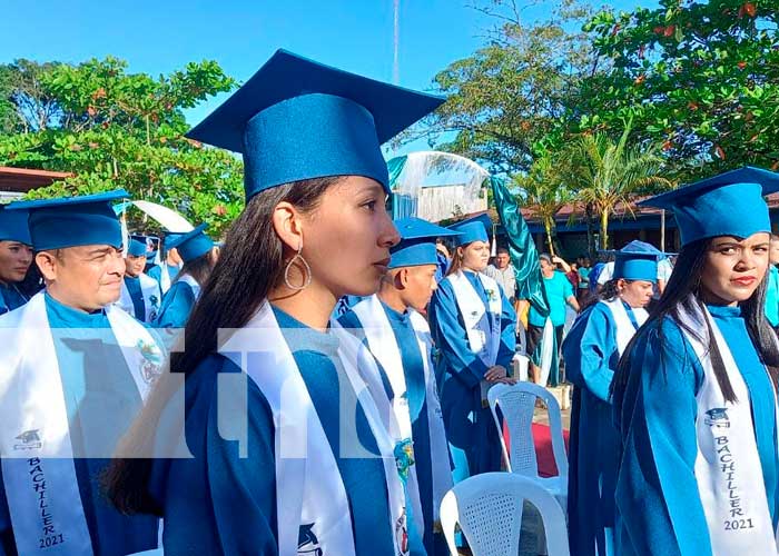 Jóvenes se gradúan de secundaria a distancia en la comunidad Los Chiles 