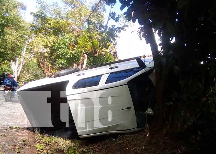 Conductor sobrevive al volcarse camioneta en Chontales