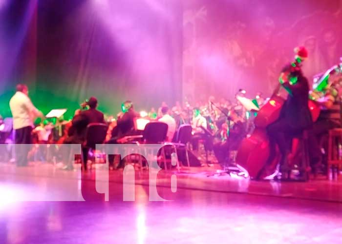 Adultos mayores disfrutan de concierto navideño en el Teatro Rubén Darío