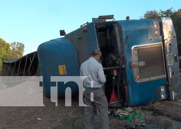 Dos personas lesionadas tras volcarse un furgón en León