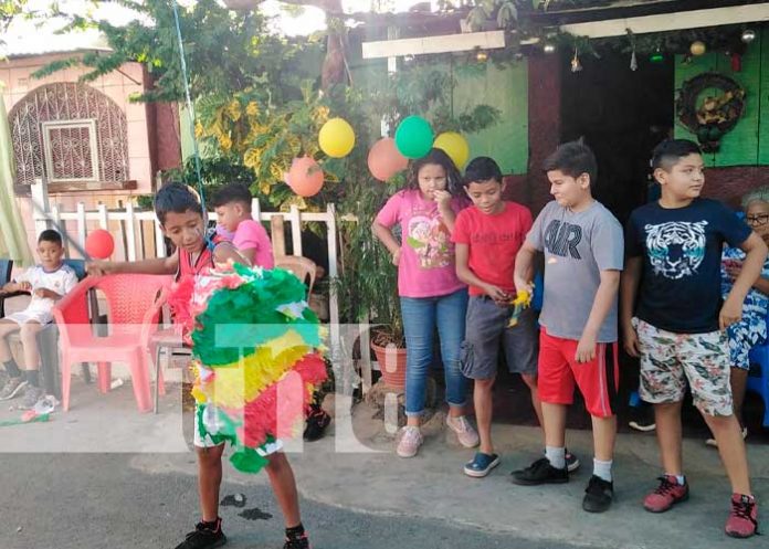 Niños celebran la Navidad con piñatas en Managua