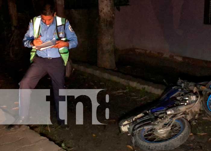 Hombre sufre accidente tras perder control de su motocicleta en Jalapa