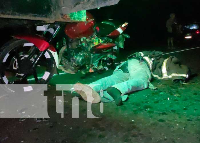 Motociclista pierde la vida al impactar contra un camión en Chontales