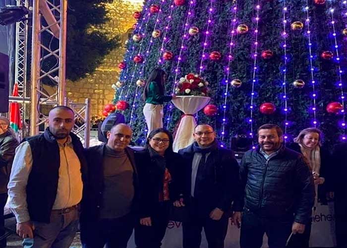 Realizan ceremonia de iluminación de árbol navideño, en Palestina