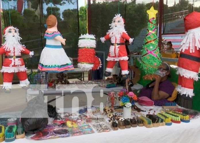 Familias disfrutan del comercio navideño en el Parque de Ferias de Managua