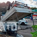 Camioncito volcado en el sector de la rotonda Hugo Chávez