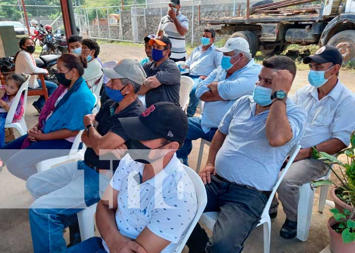 Ganaderos reciben bonos tecnológicos en Jinotega