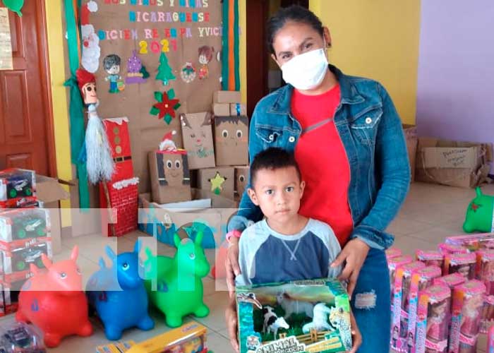 Estudiantes de Tipitapa reciben juguetes en la navidad 
