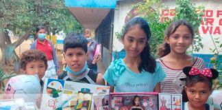 Estudiantes de Tipitapa reciben juguetes en la navidad
