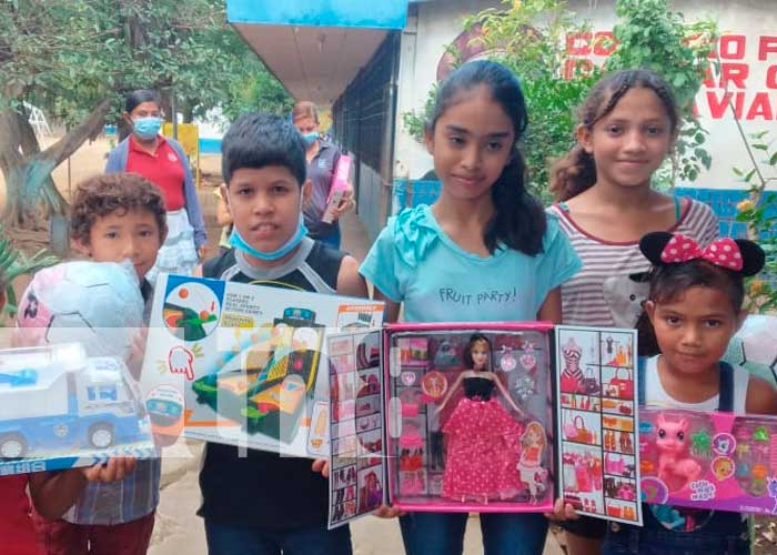 Estudiantes de Tipitapa, Nicaragua, reciben juguetes en la navidad
