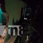 Conductor se estrella contra la pared de una vivienda en Jalapa