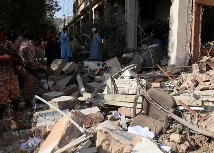 Al menos 8 muertos y varios heridos al derrumbarse un edificio en Pakistán