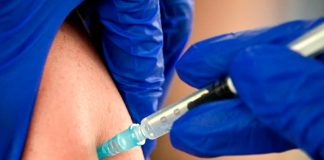 Un hombre se vacuna diez veces contra el COVID-19 en el mismo día