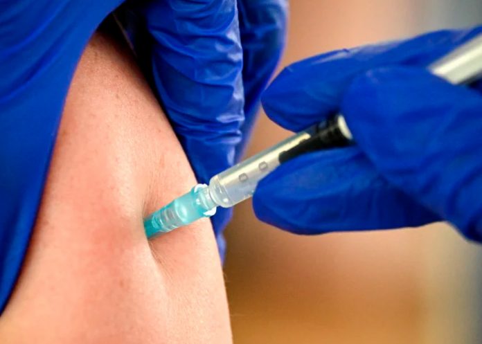 Un hombre se vacuna diez veces contra el COVID-19 en el mismo día