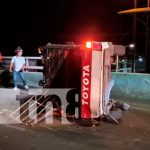 Rastra embiste a camioneta y la deja volcada en portezuelo, Managua
