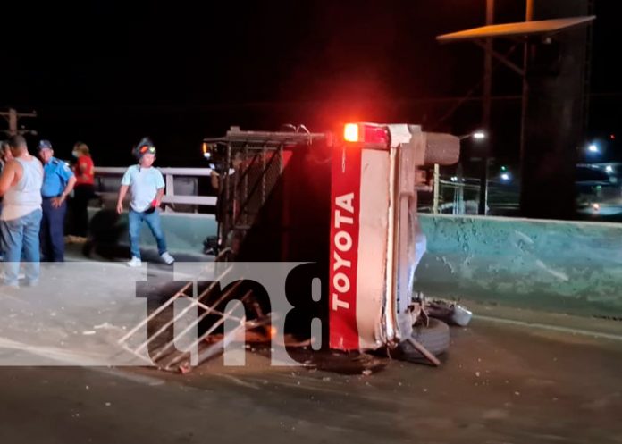 Rastra embiste a camioneta y la deja volcada en portezuelo, Managua