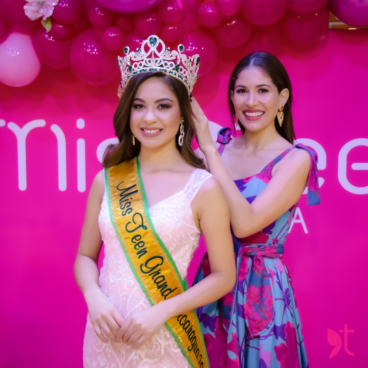 Linda García junto a Xiomara Blandino, directora de Miss Teen Nicaragua