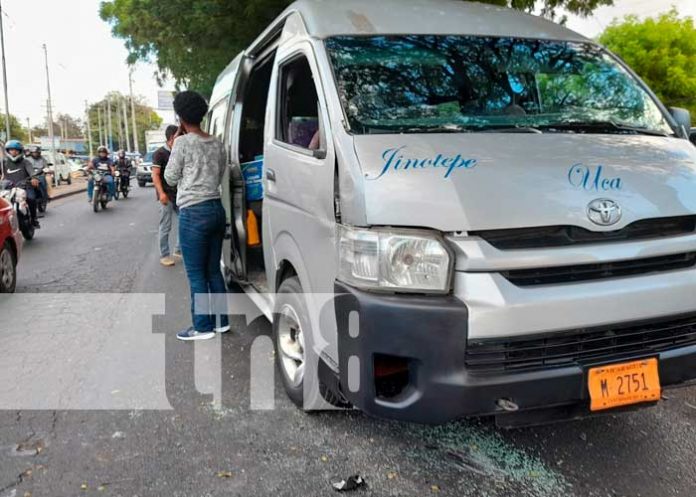 Pasajeros de microbús fueron impactados por camión en Managua
